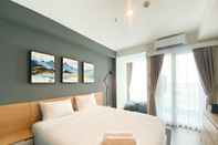 ห้องนอน Simply Look and Warm Studio Tamansari Iswara Apartment By Travelio