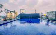Hồ bơi 6 Cozy and Simply Look Studio Evenciio Margonda Apartment By Travelio