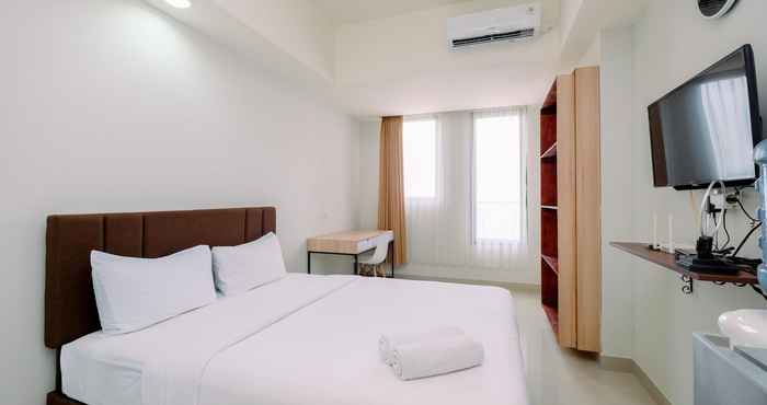 Kamar Tidur Cozy and Simply Look Studio Evenciio Margonda Apartment By Travelio