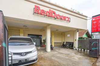 Exterior 4 RedDoorz Syariah near exit Toll Ciawi