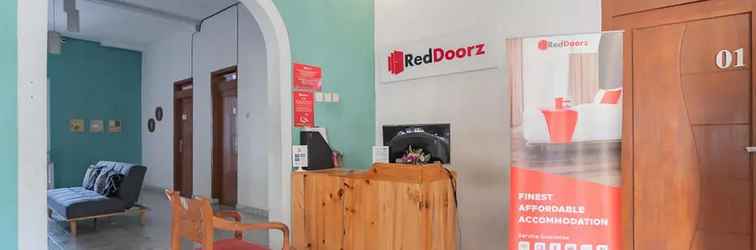 Lobi RedDoorz near Exit Toll Tanah Baru Bogor