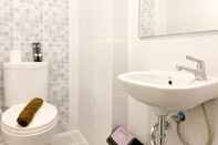 In-room Bathroom Comfortable and Homey Studio Tokyo Riverside PIK 2 Apartment By Travelio