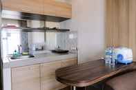 พื้นที่สาธารณะ Cozy and Homey 2BR at Mekarwangi Square Cibaduyut Apartment By Travelio