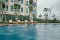 Swimming Pool Simply and Comfort Stay Studio Green Sedayu Apartment By Travelio