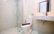 In-room Bathroom 4 Simply and Comfort Stay Studio Green Sedayu Apartment By Travelio