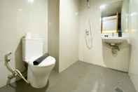 Toilet Kamar Cozy and Homey Stay Studio Gateway Park LRT City Bekasi Apartment By Travelio