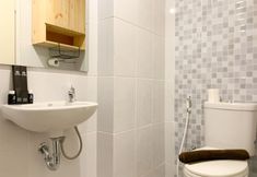 In-room Bathroom 4 Minimalist and Enjoy Studio at Tokyo Riverside PIK 2 Apartment By Travelio