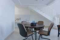 Ruang Umum Spacious and Modern Look 1BR at Neo Soho Apartment By Travelio