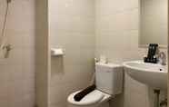 Toilet Kamar 6 Homey and Simply 2BR at Signature Park Grande Apartment By Travelio