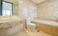 Toilet Kamar 5 Comfort Living and Spacious 2BR at Menteng Park Apartment By Travelio