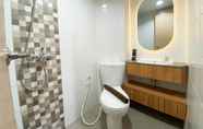 In-room Bathroom 6 Tidy and Cozy 1BR The Alton Apartment By Travelio