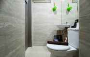 Toilet Kamar 5 Relaxing and Good Studio at Vida View Makassar Apartment By Travelio