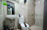 In-room Bathroom 4 Relaxing and Good Studio at Vida View Makassar Apartment By Travelio