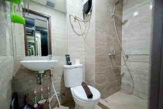 Toilet Kamar 4 Relaxing and Good Studio at Vida View Makassar Apartment By Travelio