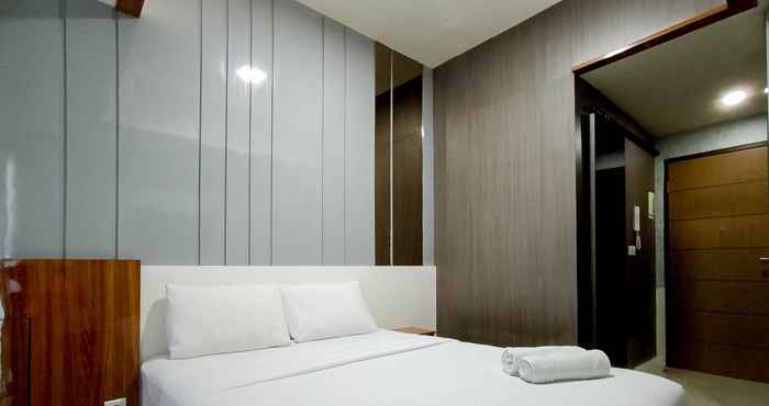 Kamar Tidur Relaxing and Good Studio at Vida View Makassar Apartment By Travelio