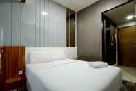 Kamar Tidur Relaxing and Good Studio at Vida View Makassar Apartment By Travelio