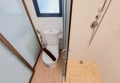 Toilet Kamar 7 Stylish and Cozy 2BR at Sky House BSD Apartment By Travelio
