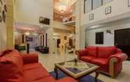 Lobby 2 RedDoorz Plus near Pantai Malalayang Manado