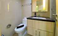 Toilet Kamar 4 Cozy and Tidy Studio Apartment at 21st Floor Warhol (W/R) Residences By Travelio