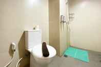 Toilet Kamar Comfort and Enjoy 1BR at Gateway Park LRT City Bekasi Apartment By Travelio