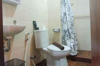 Toilet Kamar 4 Simply and Good 1BR at 31st Floor Vida View Makassar Apartment By Travelio