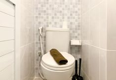 In-room Bathroom 7 Fully Furnished with Comfort Design Studio Apartment Tokyo Riverside PIK 2 By Travelio