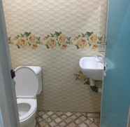 Toilet Kamar 5 Ciracas Guesthouse