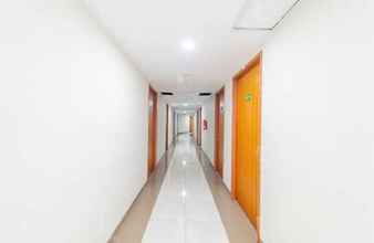 Lobi 4 RedLiving Apartemen Green Lake View Ciputat - Pelangi Rooms 3 Tower E