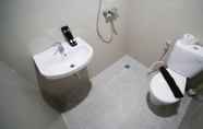 Toilet Kamar 5 Comfy and Best Choice Studio at Grand Dharmahusada Lagoon Apartment By Travelio