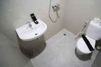 Toilet Kamar Comfy and Best Choice Studio at Grand Dharmahusada Lagoon Apartment By Travelio