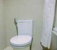 Toilet Kamar 6 Nice and Fancy 1BR at Paramount Skyline Apartment By Travelio