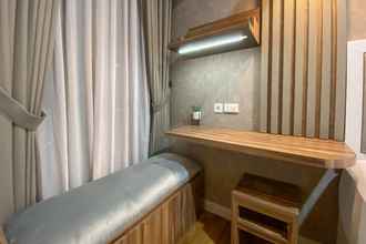 Kamar Tidur 4 Simply Look and Comfort 1BR The Alton Apartment By Travelio