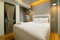 Kamar Tidur Simply Look and Comfort 1BR The Alton Apartment By Travelio