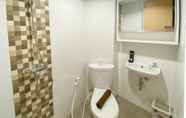 Toilet Kamar 4 Simply Look and Comfort 1BR The Alton Apartment By Travelio