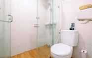 Toilet Kamar 5 Good Deal and Cozy Style Studio Signature Park Grande Apartment By Travelio