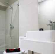 Toilet Kamar 5 Comfort Living and Homey 2BR at Daan Mogot City Apartment By Travelio