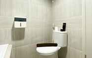 Toilet Kamar 6 Best Homey 1BR Apartment at Vasanta Innopark By Travelio