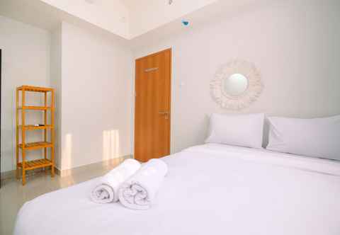 Kamar Tidur Cozy Stay and Simple 1BR at Evenciio Margonda Apartment By Travelio