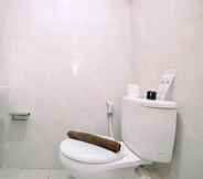 Toilet Kamar 5 Cozy Stay and Simple 1BR at Evenciio Margonda Apartment By Travelio