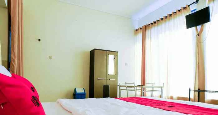 Bedroom RedDoorz near STAB Syailendra Kopeng