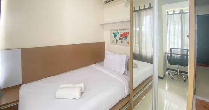 Bilik Tidur Comfy and Simply Look Studio Nifarro Park Apartment By Travelio