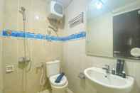In-room Bathroom Comfy and Simply Look Studio Nifarro Park Apartment By Travelio