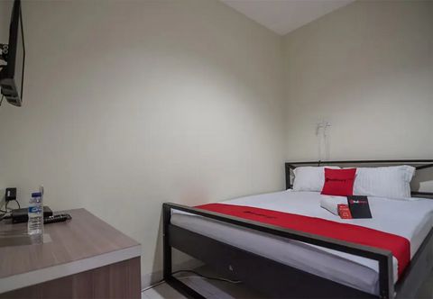 Bedroom RedDoorz Plus near Semanggi