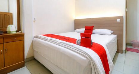 Bedroom 2 RedDoorz Plus near WTC Batanghari Mall