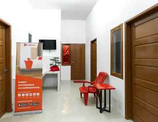 Lobi 2 RedDoorz @ Jalan Dr Mansyur Medan 2