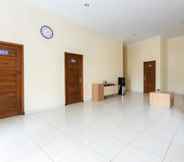 Lainnya 2 RedDoorz Syariah near Purwosari Train Station