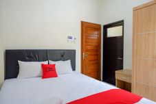 Others RedDoorz Syariah near Purwosari Train Station