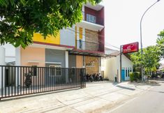 Others 7 RedDoorz Syariah near Purwosari Train Station