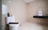 Toilet Kamar 7 Nice and Enjoy 3BR Connected to Mall at Grand Sungkono Lagoon Apartment By Travelio