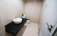 In-room Bathroom 6 Nice and Enjoy 3BR Connected to Mall at Grand Sungkono Lagoon Apartment By Travelio
